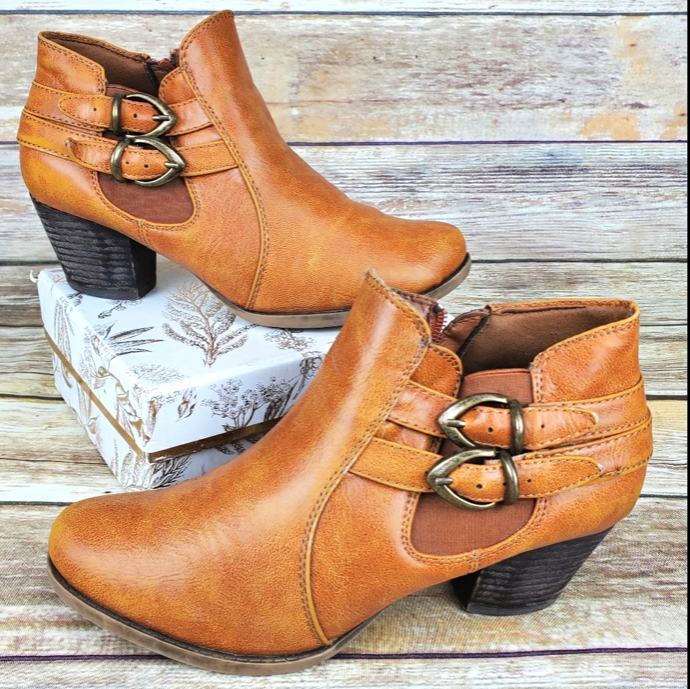 Baretraps Rilee Round Toe Synthetic Ankle …
